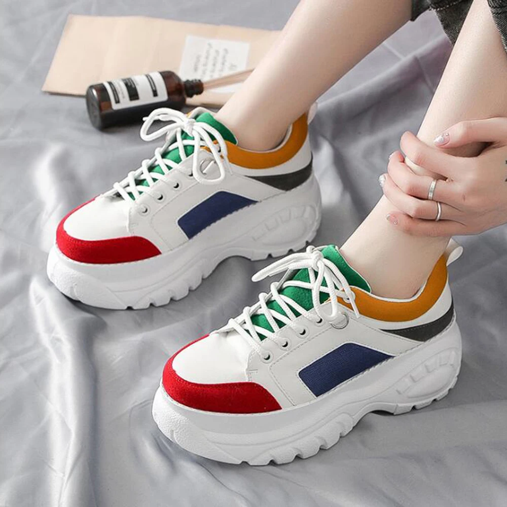 Модная женская обувь Сезон весна Новинка Маленькие белые туфли Женская цветная