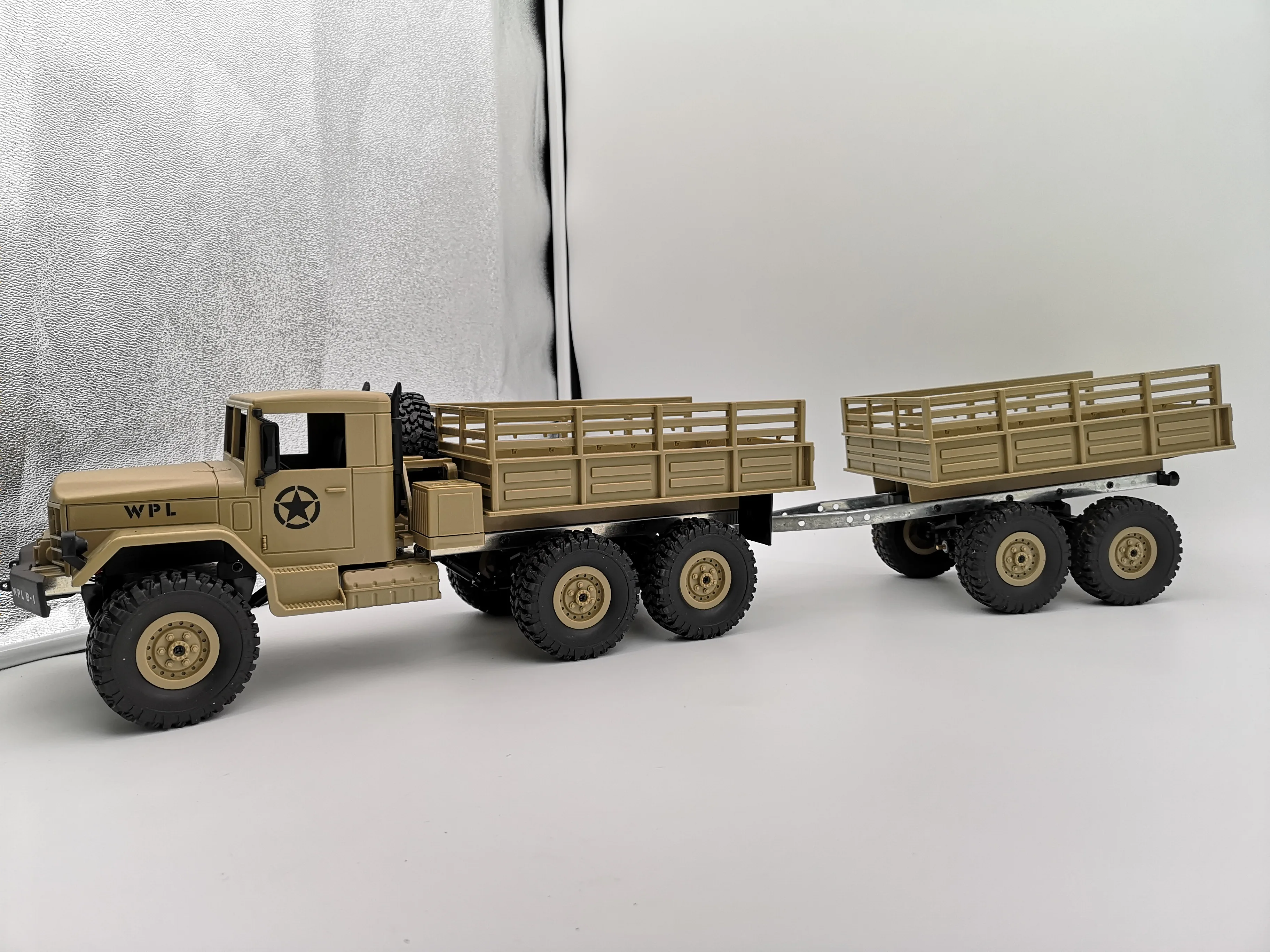 4 колесный игрушечный прицеп