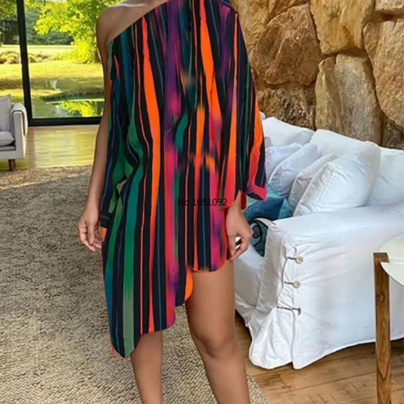 Свободное женское платье с воротником-стойкой на одно плечо в разноцветную