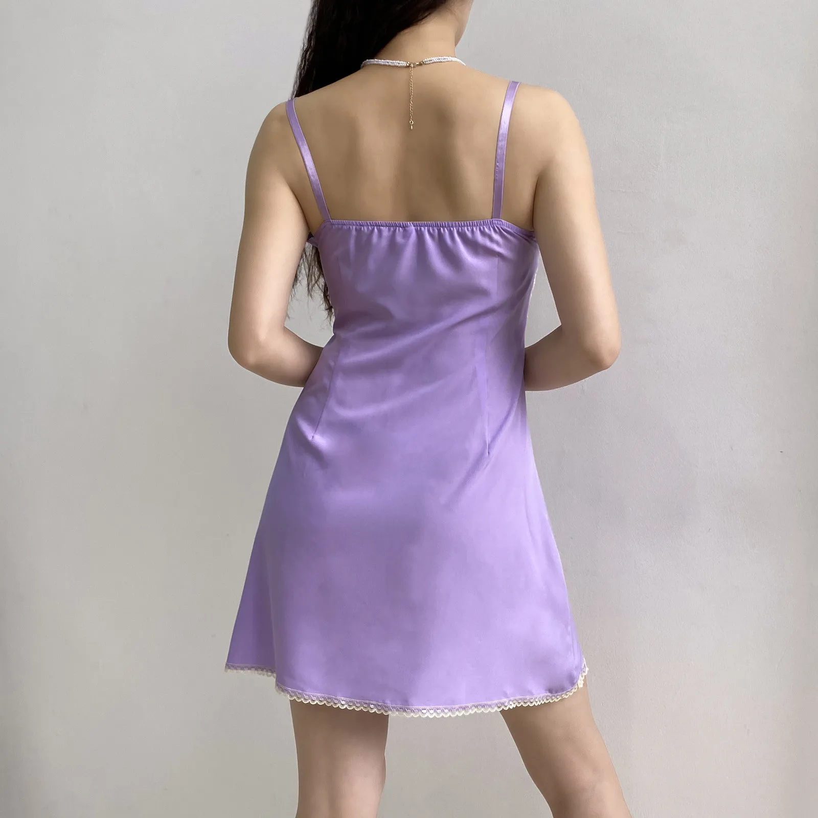 Летнее женское однотонное платье на бретельках с высокой талией кружевное