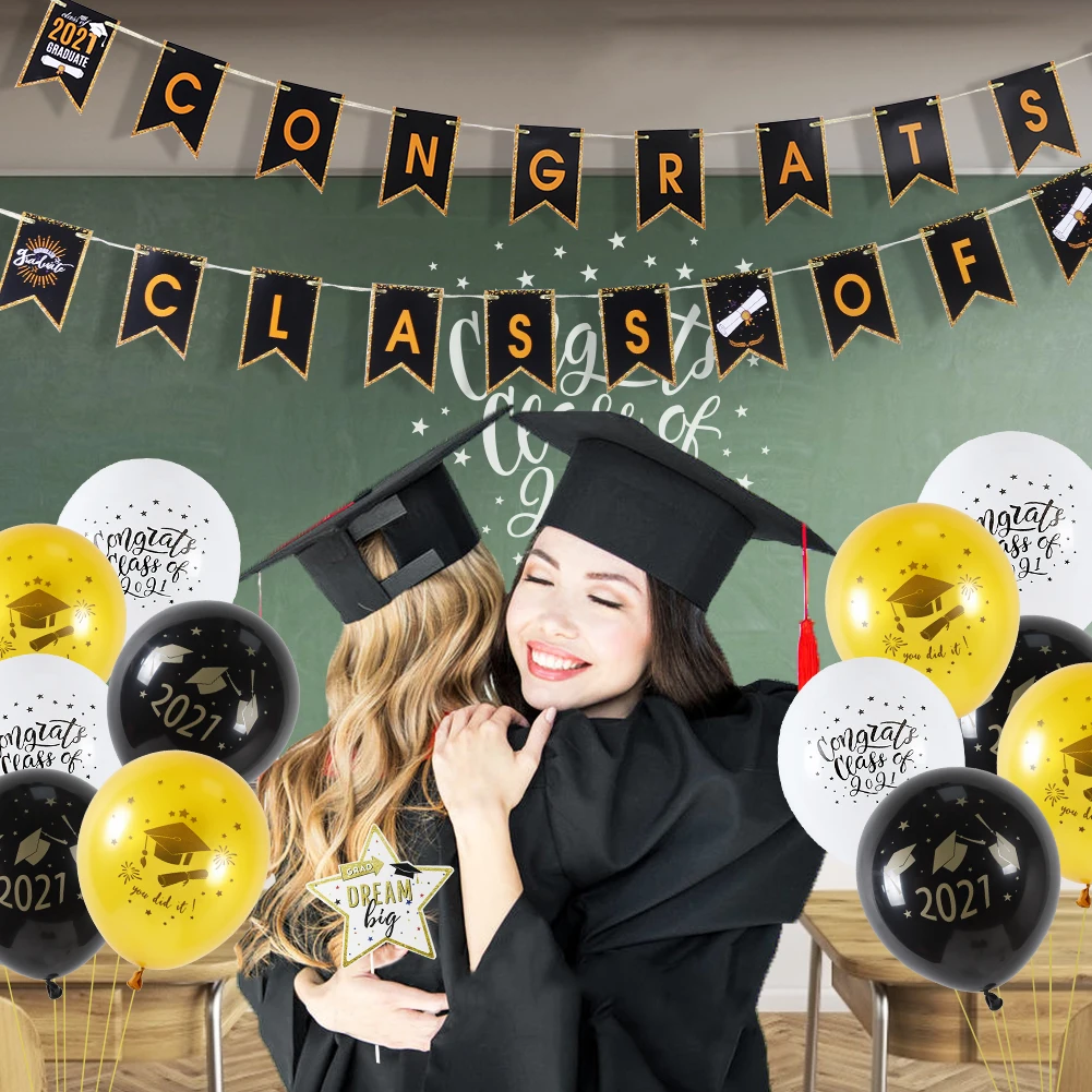Выпускной 2021 воздушных шаров из латекса висит баннер с поздравлениями вихрем