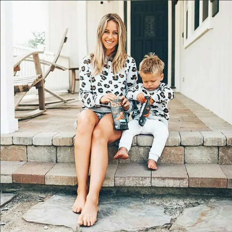 Одинаковые комплекты для семьи одежда мамы и меня модные толстовки с леопардовым