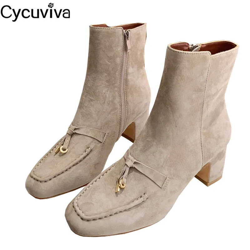 Женские замшевые ботинки челси Бежевые на массивном каблуке с металлическим