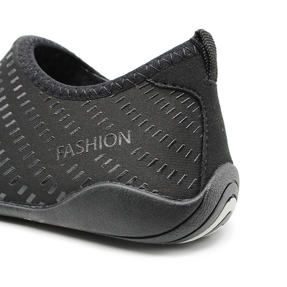 Водонепроницаемая обувь пляжная черная морская модная на плоской подошве для