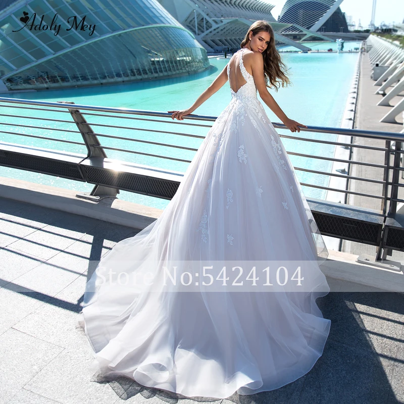 Романтичное свадебное платье-трапеция с лямкой на шее и открытой спиной от Adoly Mey