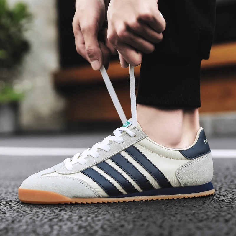 Для мужчин ботинки для бега на плоской подошве синего цвета в полоску спортивная