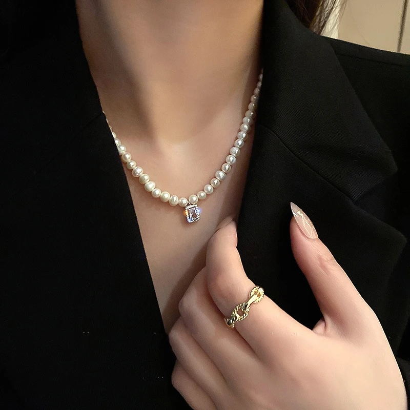 

Classic Fashion Natural Pearl Crystal Necklace for Women Exquisite Luxury Temperament Clavicle Chain Necklace Anniversary Gift