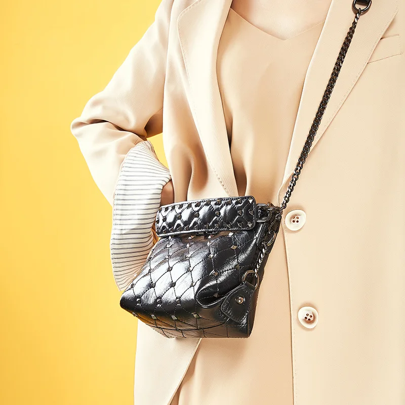 

Natural Cowskin Fashion Rivet Design Women's Sling Bags Chain Genuine leather Small Crossbody Bags Elegant Bucket Tote Bags Girl
