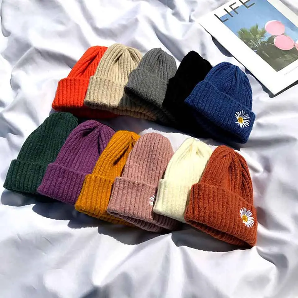 Женская вязаная шапка ярких цветов с вышивкой маргаритки теплая мягкая модная