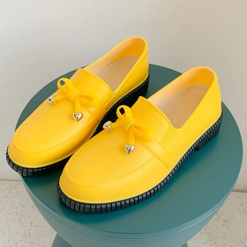 Женские резиновые ботинки без шнурков стильные короткие галоши Нескользящие