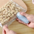 Портативный мини зажимы для пакетов Портативный пищевая упаковочная машина снэк-мешок Клип Горячий вакуумный упаковщик кухонные инструменты для хранения мелких предметов, случайный цвет, оптовая продажа