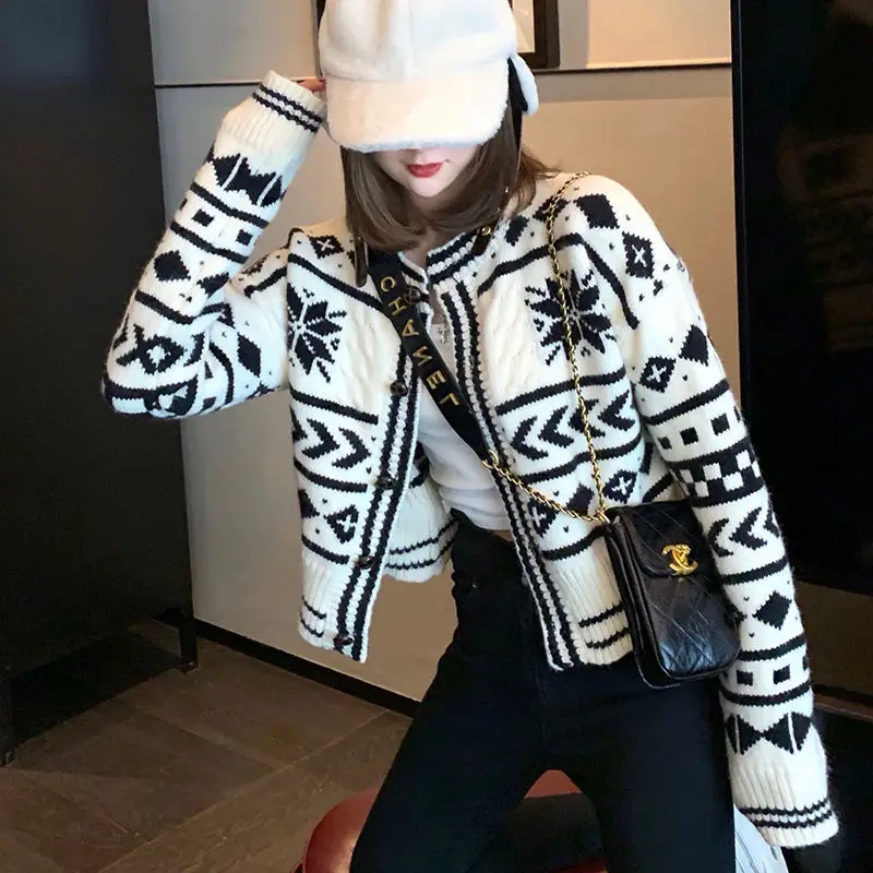 

Korean version of knitted cardigan retro short with loose padded sweater coat for women