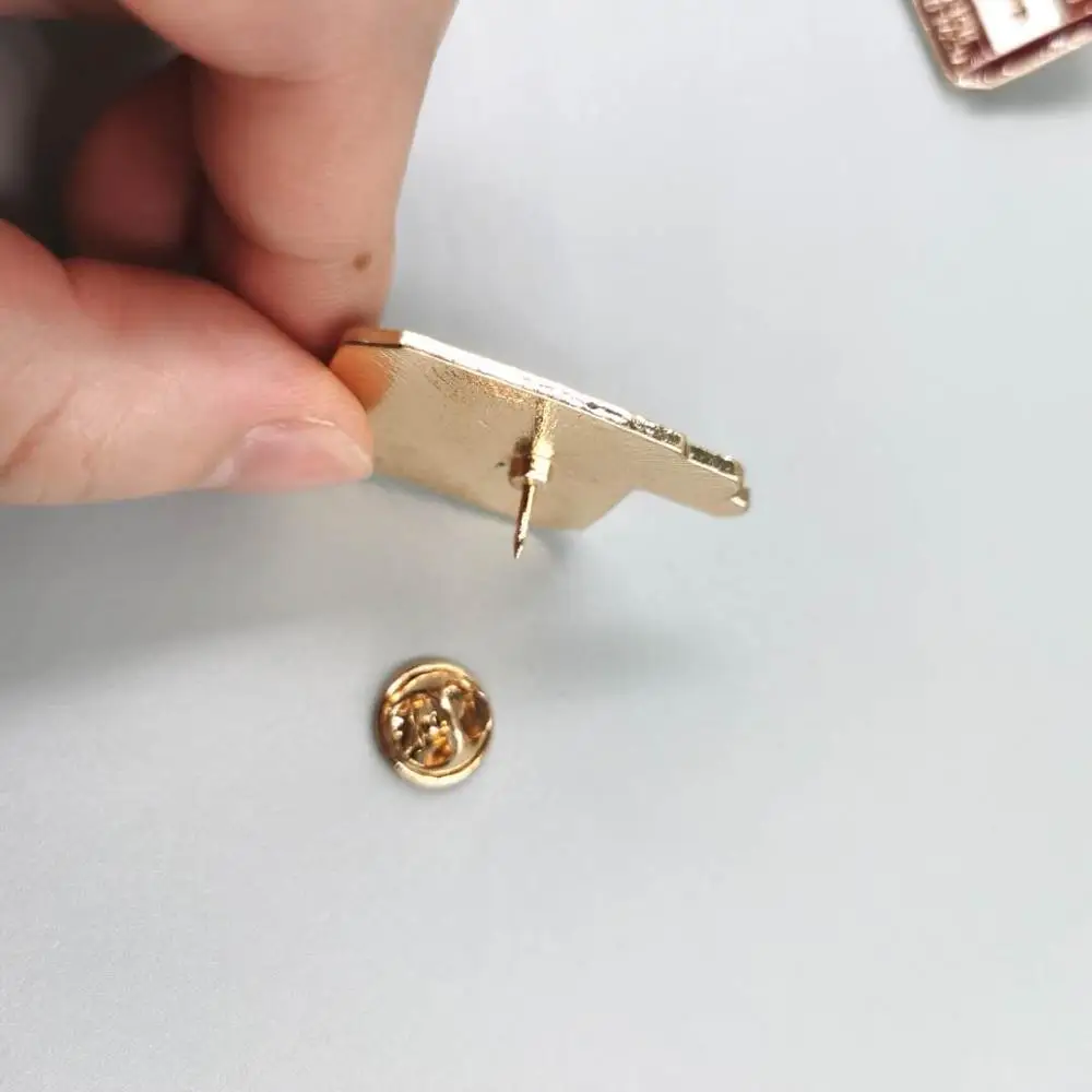 

Cool and handsome Brooch cigarette case Clothing collar pin Handbag Book packing accessories Oil drop zinc alloy material badge