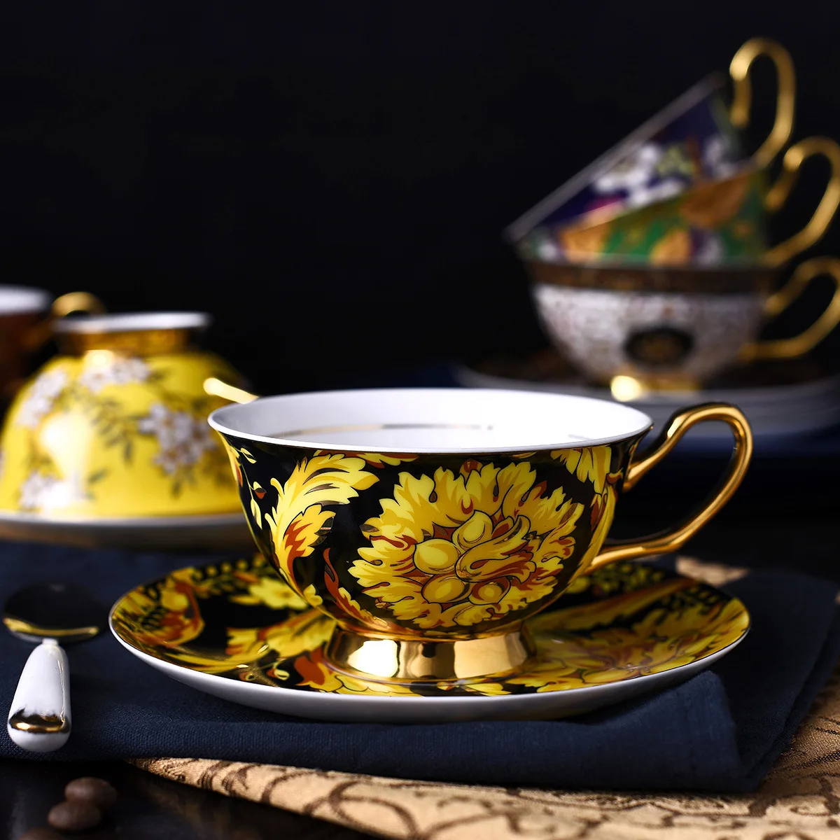 

Кофейная чашка из костяного фарфора, набор в европейском стиле для дома, офиса, послеобеденного чая, креативные керамические подарки