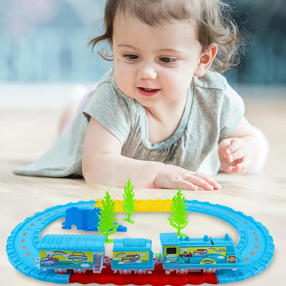 

Набор поездов для маленьких мальчиков и девочек, игрушки с тремя тележками, легкая сборка железной дороги, железная дорога