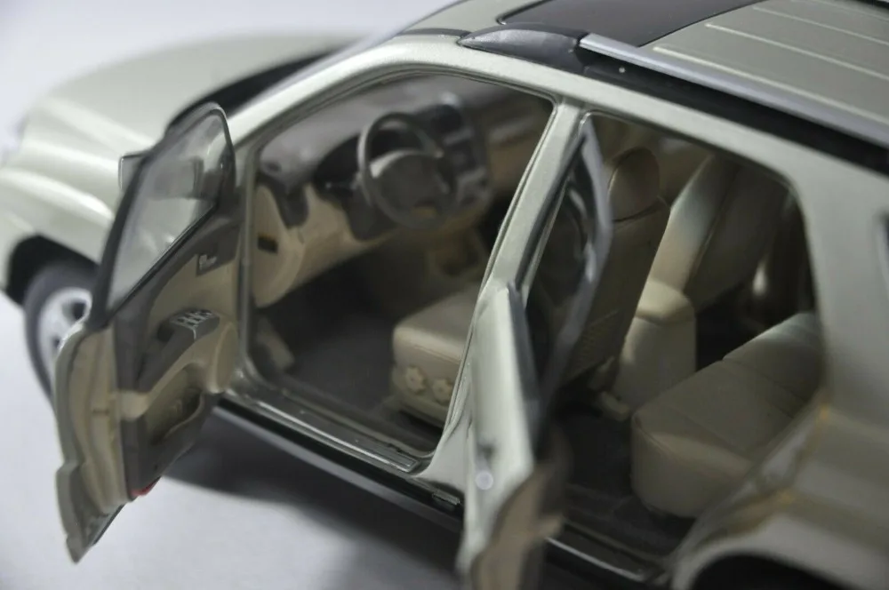 1:18 литая под давлением модель для Kia Sportage R 2008 Золотой внедорожник редкая Игрушечная машина из сплава миниатюрная коллекция подарки
