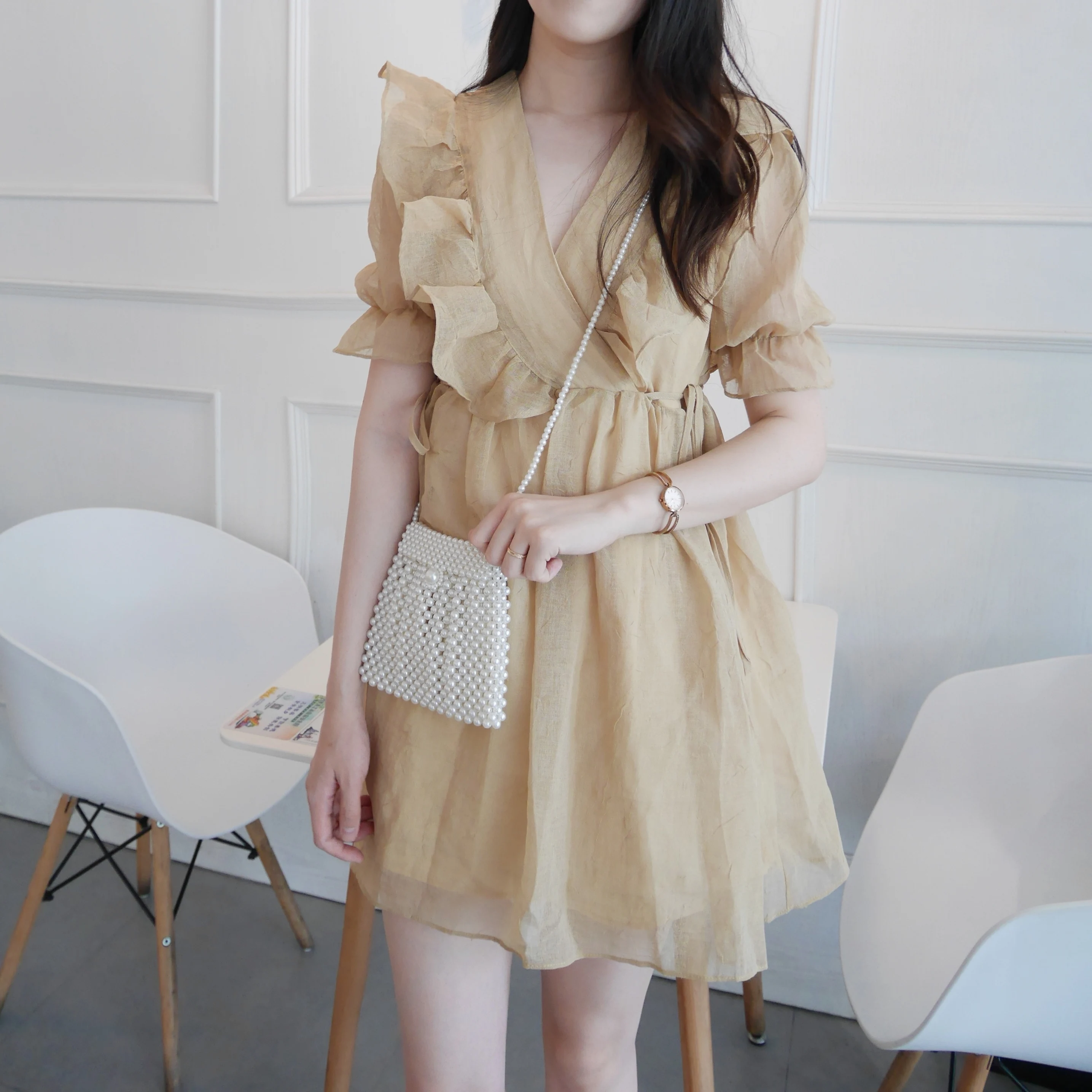 Женское свободное платье средней длины однотонное винтажное с V образным вырезом