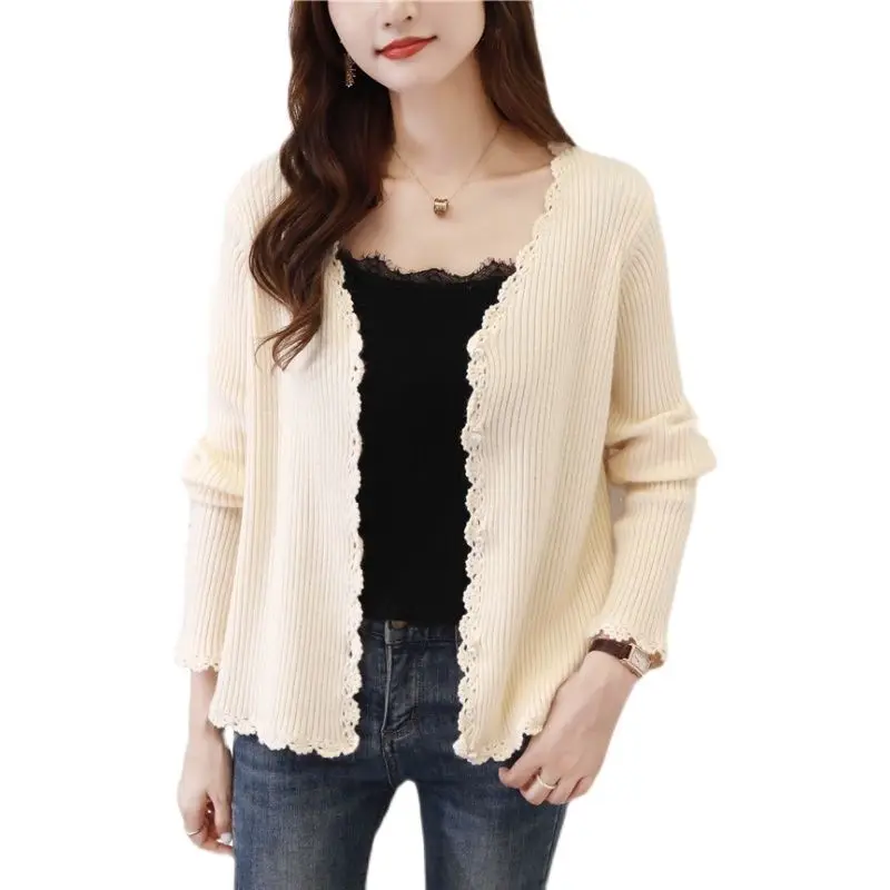 Кардиган однотонный трикотажный с V-образным вырезом и кружевом |