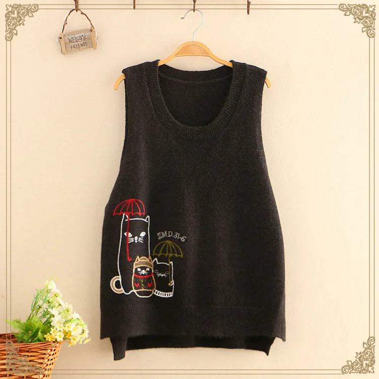 Женский трикотажный жилет с круглым вырезом на раннюю осень |