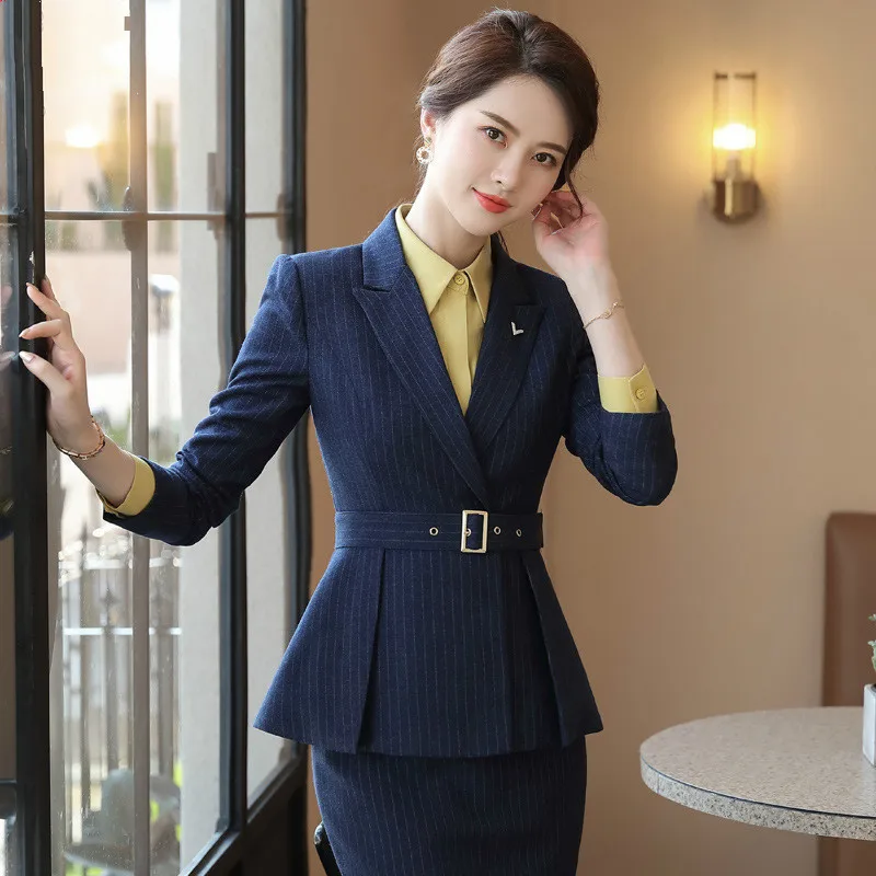 Костюм женский зимний из двух предметов брюки и жакет в полоску с длинным рукавом