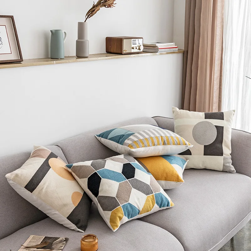 Декоративная подушка для дивана с геометрическим рисунком