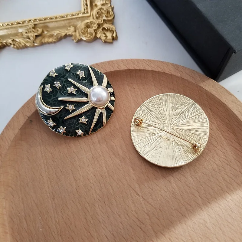 

Astrology Sky Blue Star Moon Sun Star Galaxies Badge Pin Round Starry Sky Planet Brooch Enamel Lapel Pin Fashion Jewerly