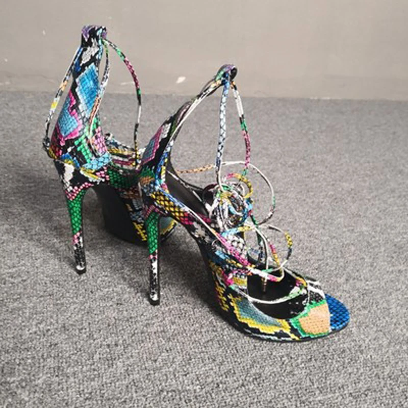 Online Sandal Gladiator Kulit Ular Sepatu Musim Panas Wanita Cut-Out Dekorasi Cetak Sepatu Sandal Wanita Hak Tinggi Desain Baru 2021