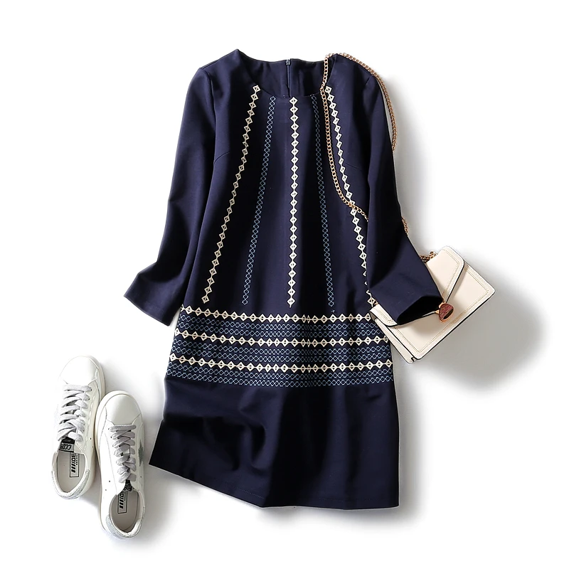 Темно синее бальное платье с круглым вырезом и перекрещивающимся поясом