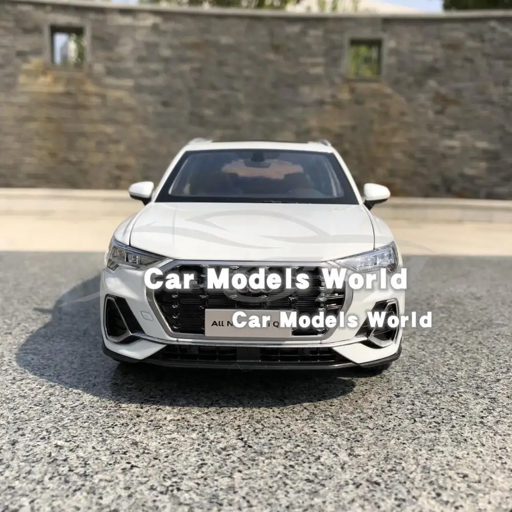 Модель литая автомобиля для всех новых моделей Q3 2019 1:18 (белый) + небольшой