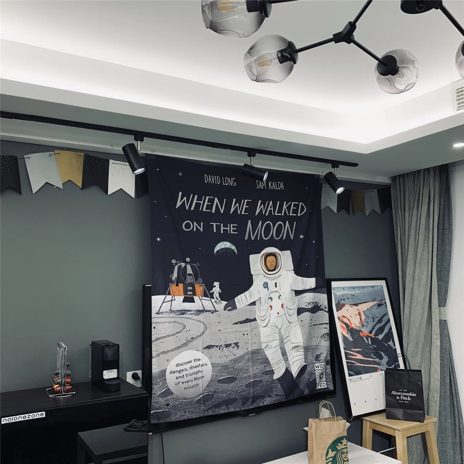 Space Moon Walk Astronaut Tapestry Wall Hanging Cloth Home Decorative Living Room Curtain Wall on The Moon Landing Plan Fabric