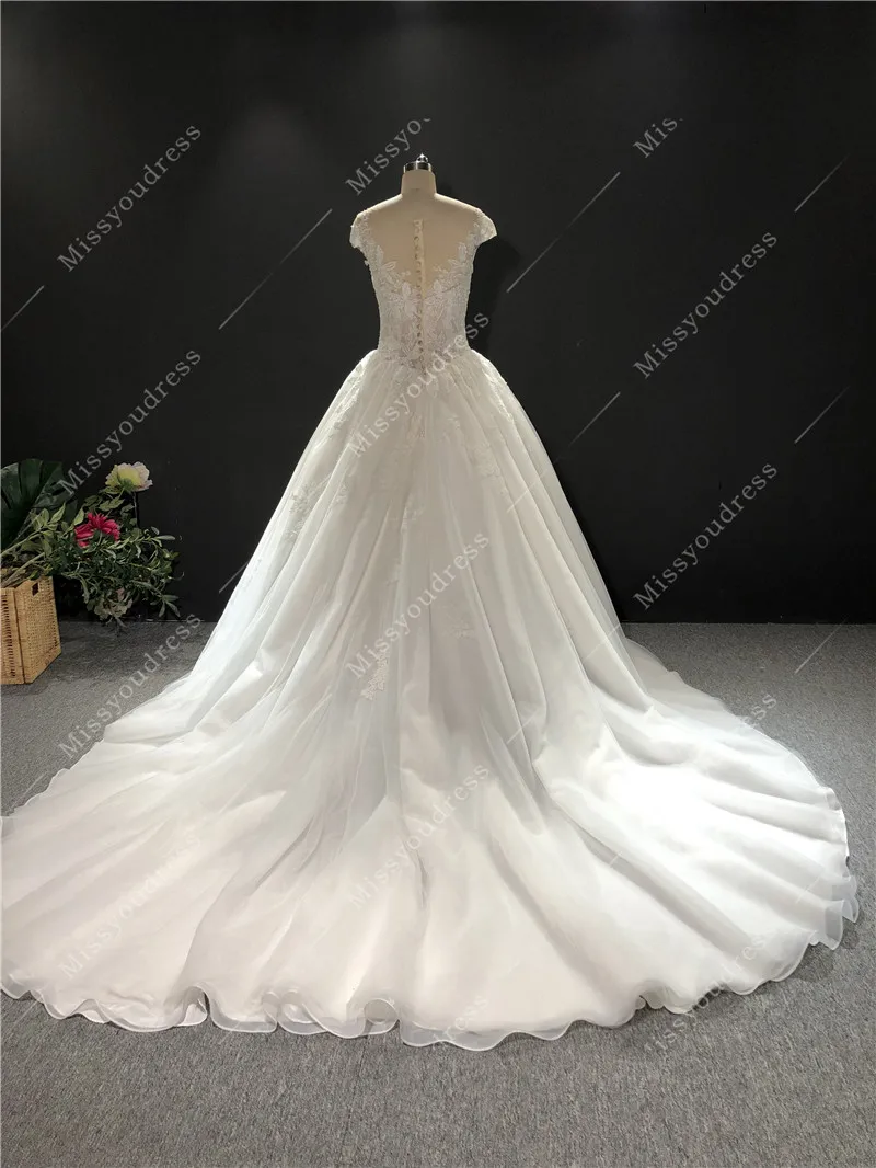 2021 Newest High Quality Real Sample Ivory Lace Cap Sleeeves Ball Gown Zipper Floor Length with Long Train Wedding Dress