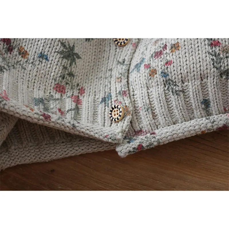 Жилет вязаный однобортный без рукавов с цветочным принтом V-образным вырезом