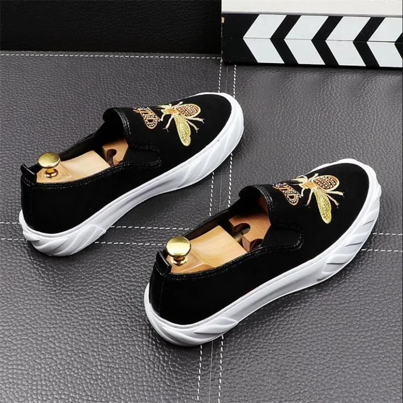 

Spring And Autumn Men Velvet Loafers Party Wedding Shoes Europe Style Embroidered Bees Velvet Slippers Driving Moccasins Shoes