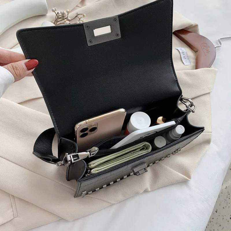 Сумка-мессенджер на застежке с заклепками одно плечо маленькая квадратная сумка