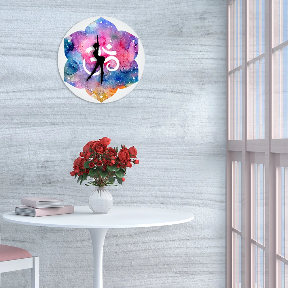 Современные настенные часы с индуистским акварельным символом Ом для йоги