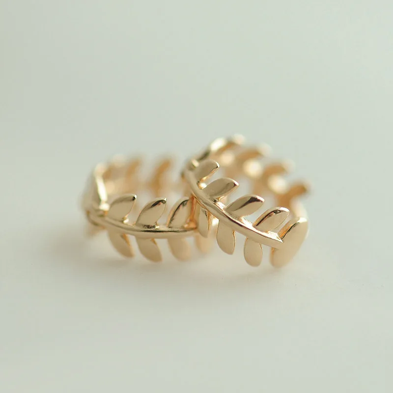 Женские круглые серьги кольца с листьями покрытые золотом из серебра 925