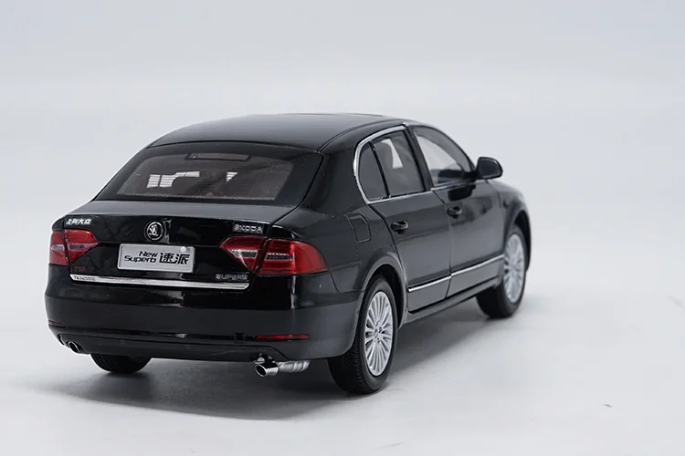 1:18 Skoda Superb сплав модель автомобиля статические металлические модельные автомобили оригинальная коробка для коллекции подарков