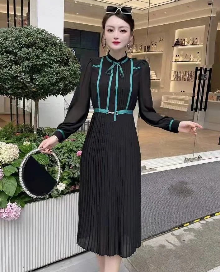 

Женское платье в полоску, с длинным рукавом, до середины икры