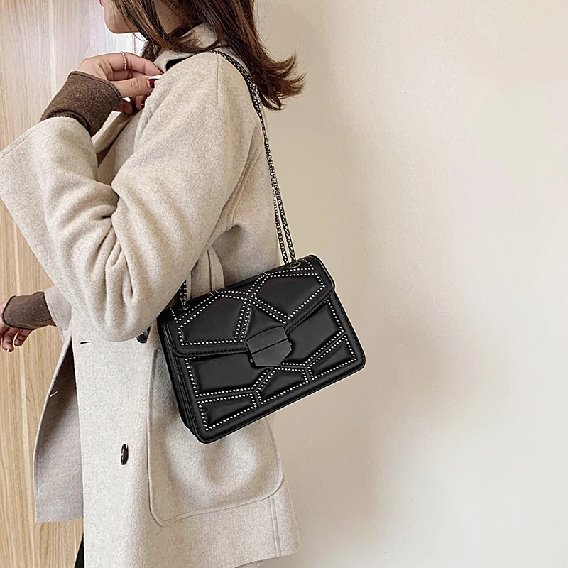 Маленькие сумки через плечо с заклепками и цепочкой для женщин Модный мессенджер