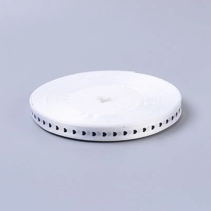 Атласная лента с красным узором в виде сердца отлично подходит для упаковки