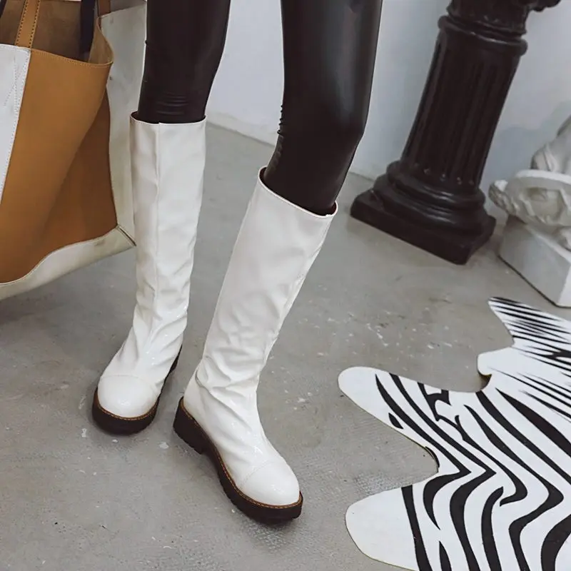 white EGONERY/изящная женская обувь; Цвет фиолетовый, синий, розовый, красный; сапоги из лакированной кожи по колено; модные мотоциклетные ботинки Осень-зима года - Цвет: white