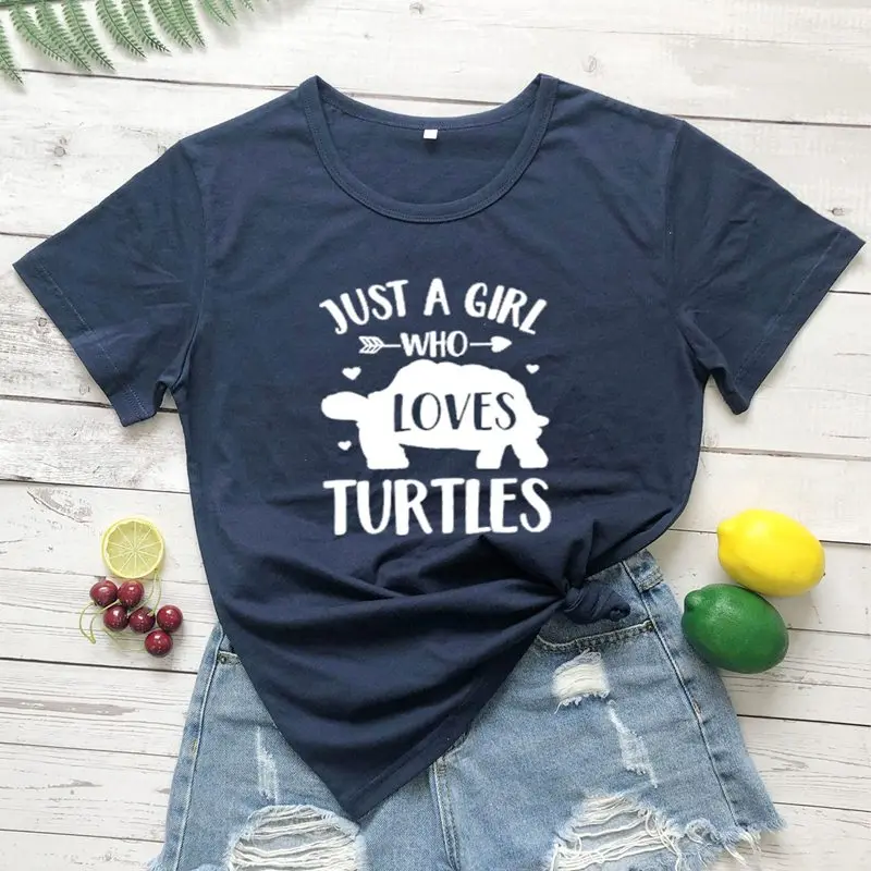 Женская футболка с надписью JUST A GIRL WHO LOVES TURTLES Graphics темно синяя забавная мягкая