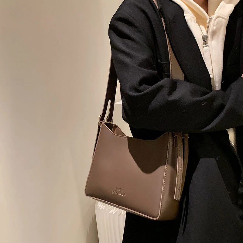 

Ceavni Fashion Women's Shoulder Bags Large Capacity Female Messenger Bag Autumn & Winter Square Bags With Zipper Phone Pocket
