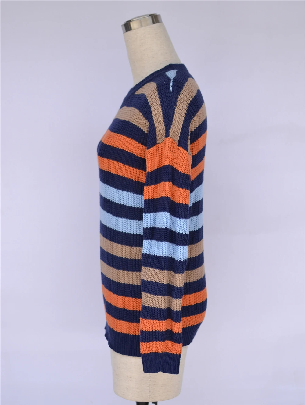 Женский трикотажный пуловер в радужную полоску с длинным рукавом и v-образным