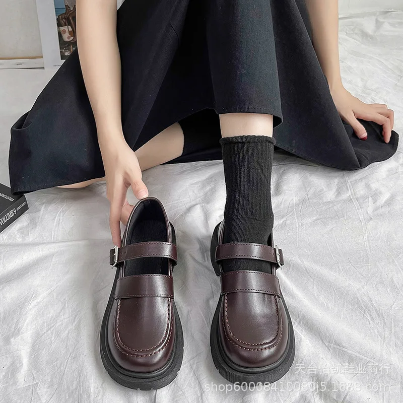 

Женские туфли на плоской подошве, размеры 34-43