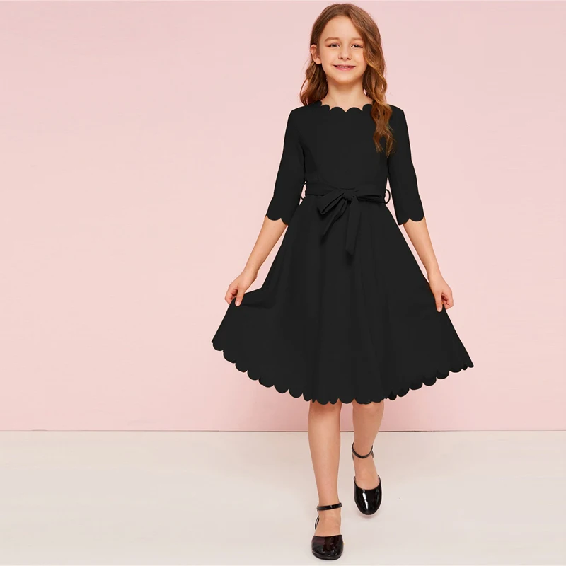 SHEIN Kiddie/однотонное праздничное платье с зубчатым подолом для девочек с поясом, г., летние детские платья с высокой талией, милое ТРАПЕЦИЕВИДНОЕ расклешенное платье до колена