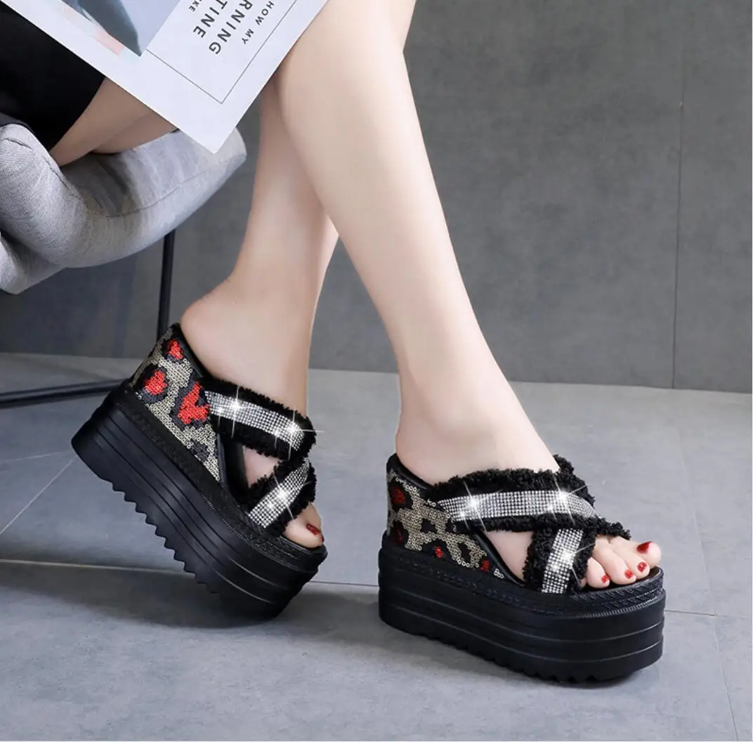 Женские сандалии на высокой танкетке повседневные пляжные шлепанцы без застежки