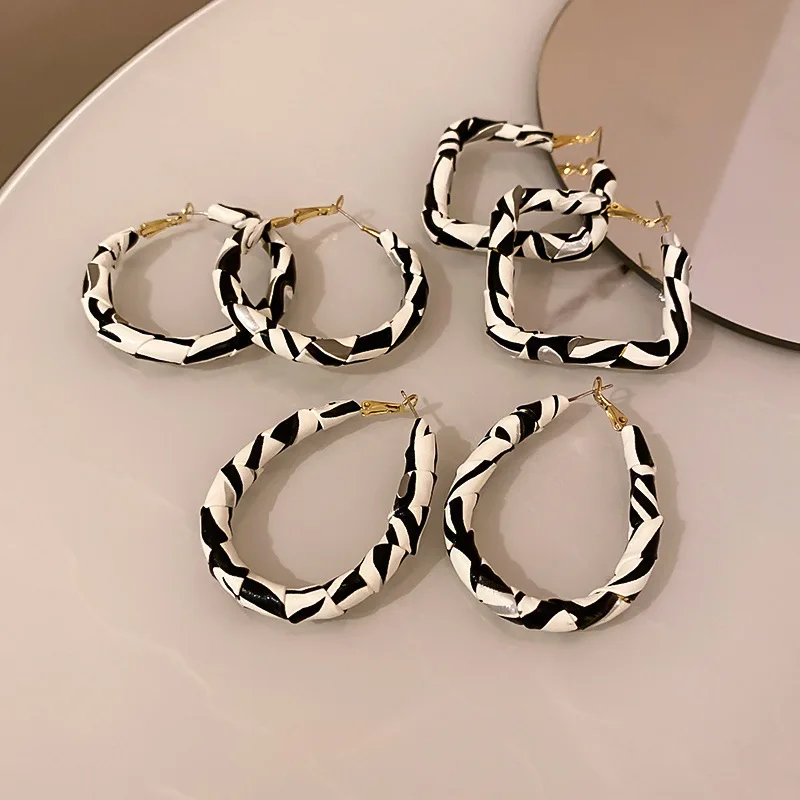 

Europe And America Black White Stripe Pu Leather Big Hoop Earrings For Women Girls Fashion Bijoux Simple Circle Oorbellen