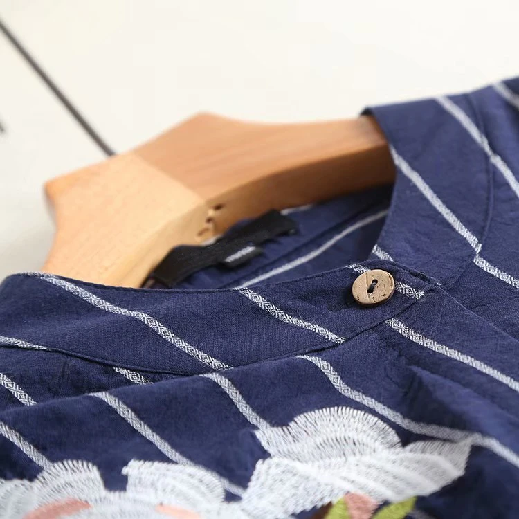 Женское платье рубашка в полоску с вышивкой и круглым вырезом на