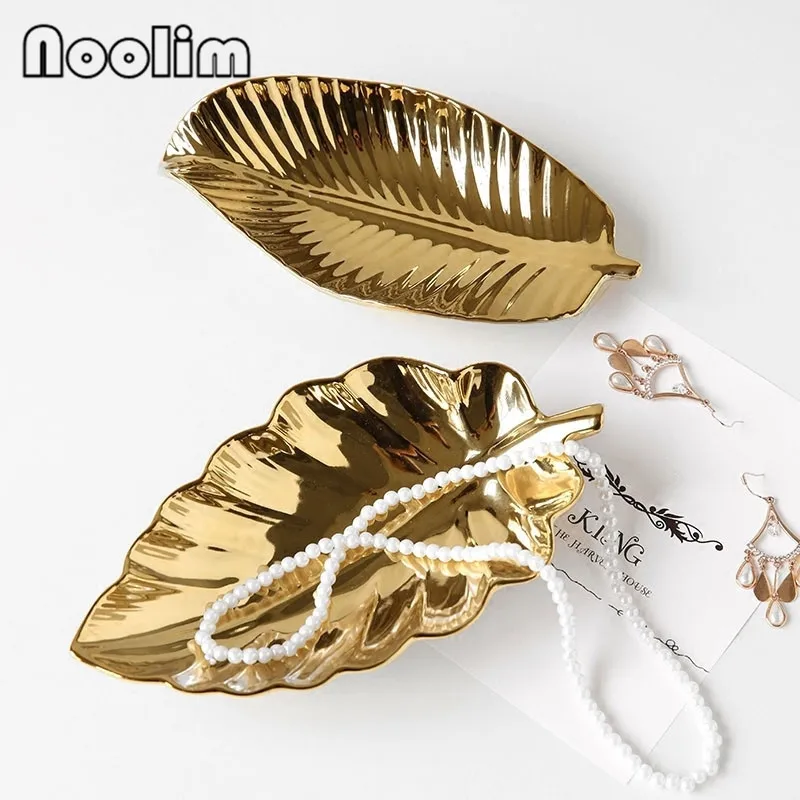Поднос керамический в форме золотого листа для украшений скандинавском стиле |